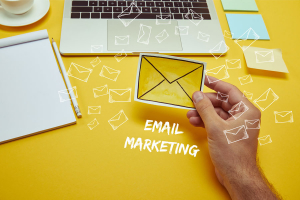 Marketing online là gì? Các loại hình Marketing Online phổ biến 3 Email Marketing là việc sử dụng email để gửi thông tin, khuyến mãi, tin tức đến khách hàng tiềm năng và hiện tại.