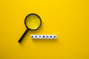 Keyword là gì? Hướng dẫn A-Z về từ khóa trong SEO 1 Keyword hay còn được gọi là Search keywords là một thuật ngữ phổ biến trong SEO