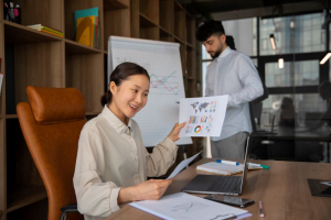 Marketing Manager cần thực hiện nghiên cứu thị trường, phân tích đối thủ cạnh tranh để nắm bắt thông tin thị trường, từ đó đưa ra quyết định chiến lược phù hợp.