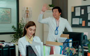 Diễn Viên Chí Tâm 3 Chí Tâm và Mlee trong phim Bác Sĩ Hạnh Phúc
